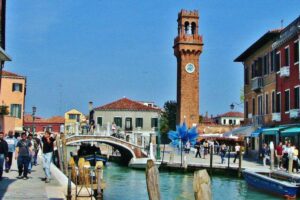 Canal de la isla de Murano en la laguna de Venecia