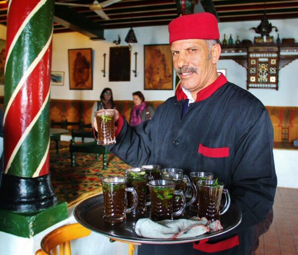 Sirviendo el té en el Café de las Esteras en Sidi Bou Hadid en Túnez