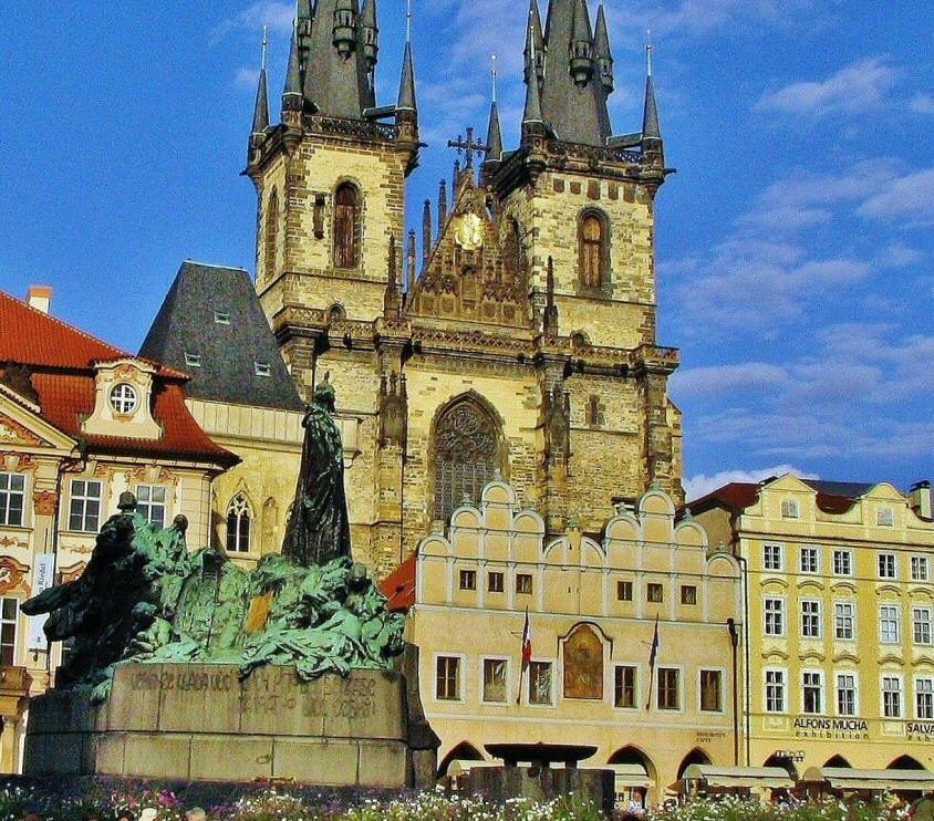 Templo de Tyn en la plaza de la Ciudad Vieja de Praga