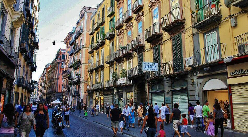Vía Toledo en el Barrio Español de Nápoles