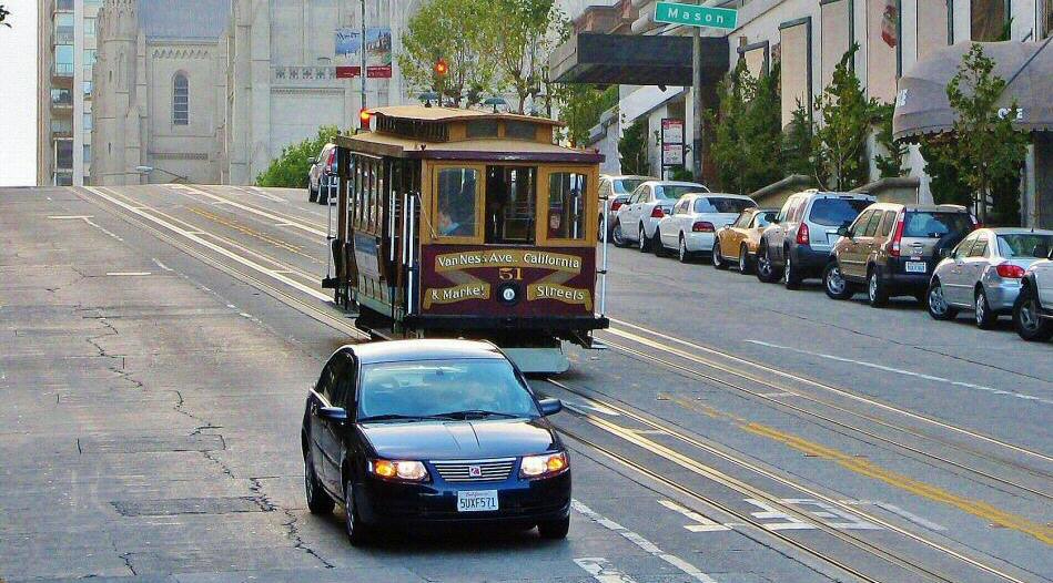 Tranvías de turistas por las calles empinadas de San Francisco