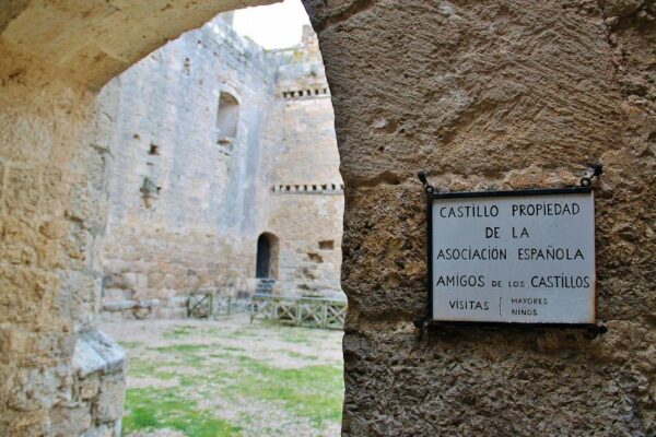 Entrada al castillo de Villafuerte de Esgueva en Valladolid