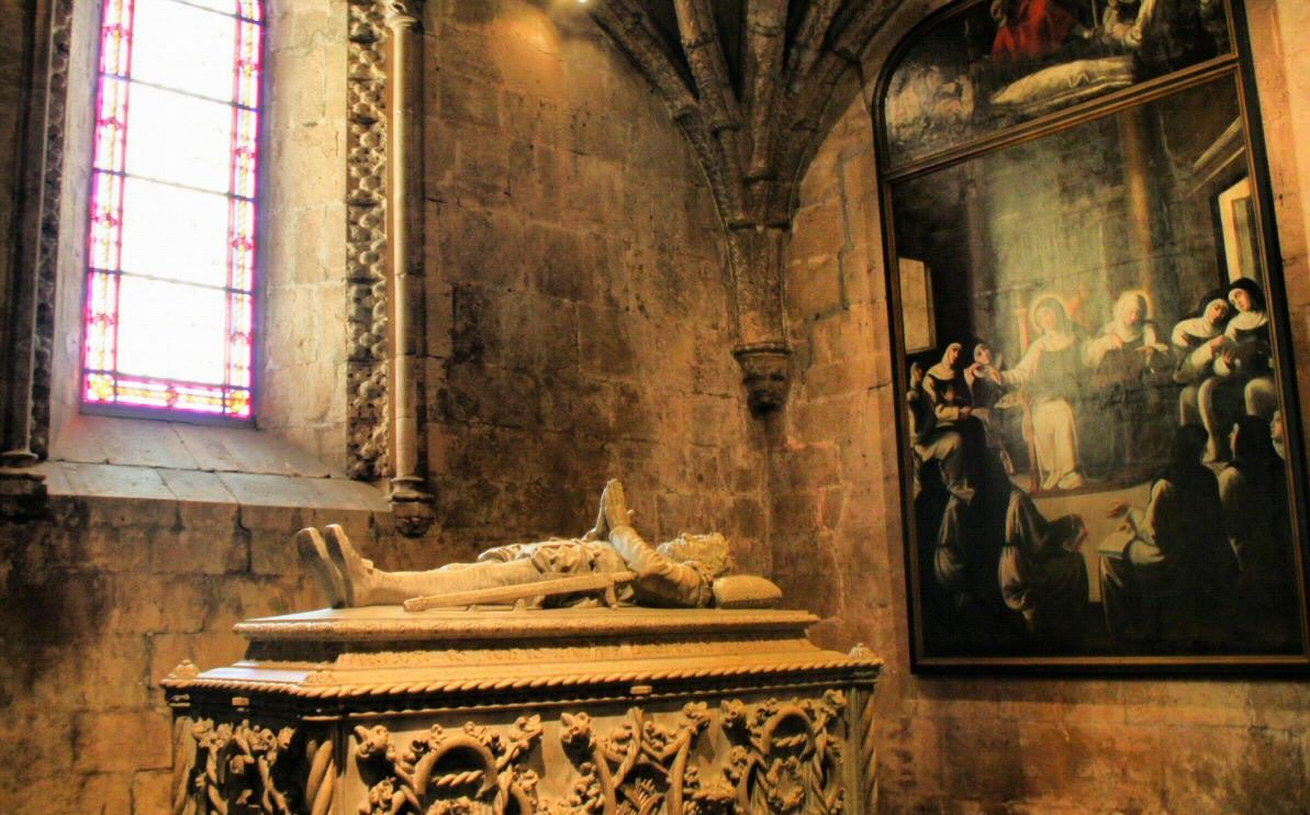 Tumba de Luis de Camoens en la iglesia del Monasterio de los Jerónimos en Lisboa