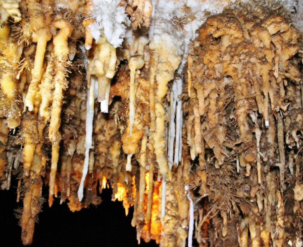 Estalactitas en Cueva El Soplao en Cantabria