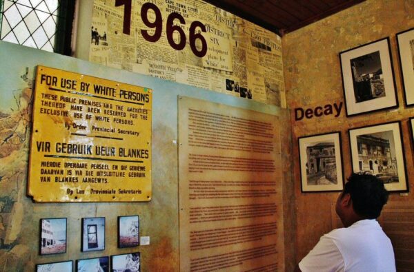 Memoria del apartheid en museo del Distrito 6 de Ciudad del Cabo