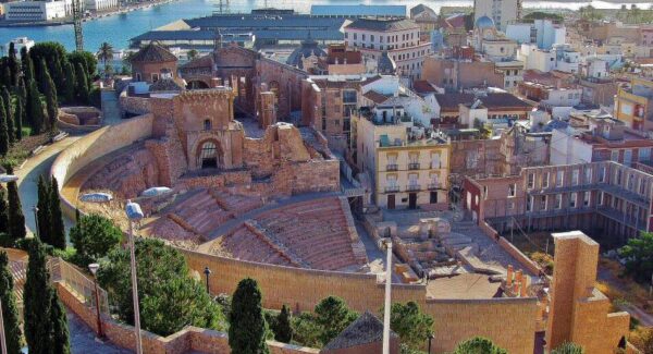 Vistas del Teatro Romano de Cartagena desde el castillo