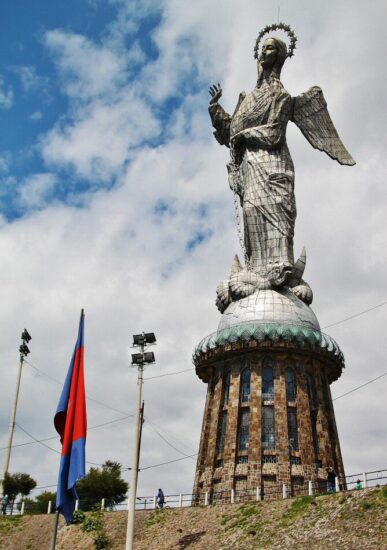 Gran estatua de la Virgen alada de Quito en el Panecillo