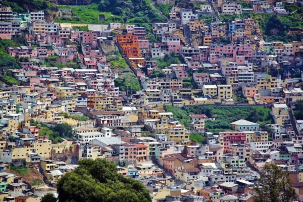 Barrios populares de Quito desde el mirador del Panecillo