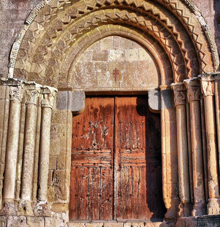 Puerta en la iglesia de la Vera Cruz en Segovia