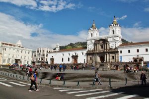 Plaza de San Francisco en el centro histórico de Quito