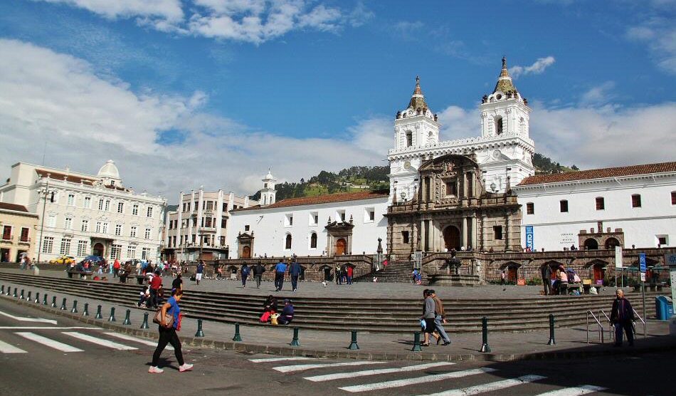 Plaza de San Francisco en el centro histórico de Quito
