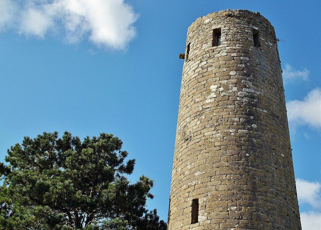 Torre campanario en Clonmacnoise en Irlanda