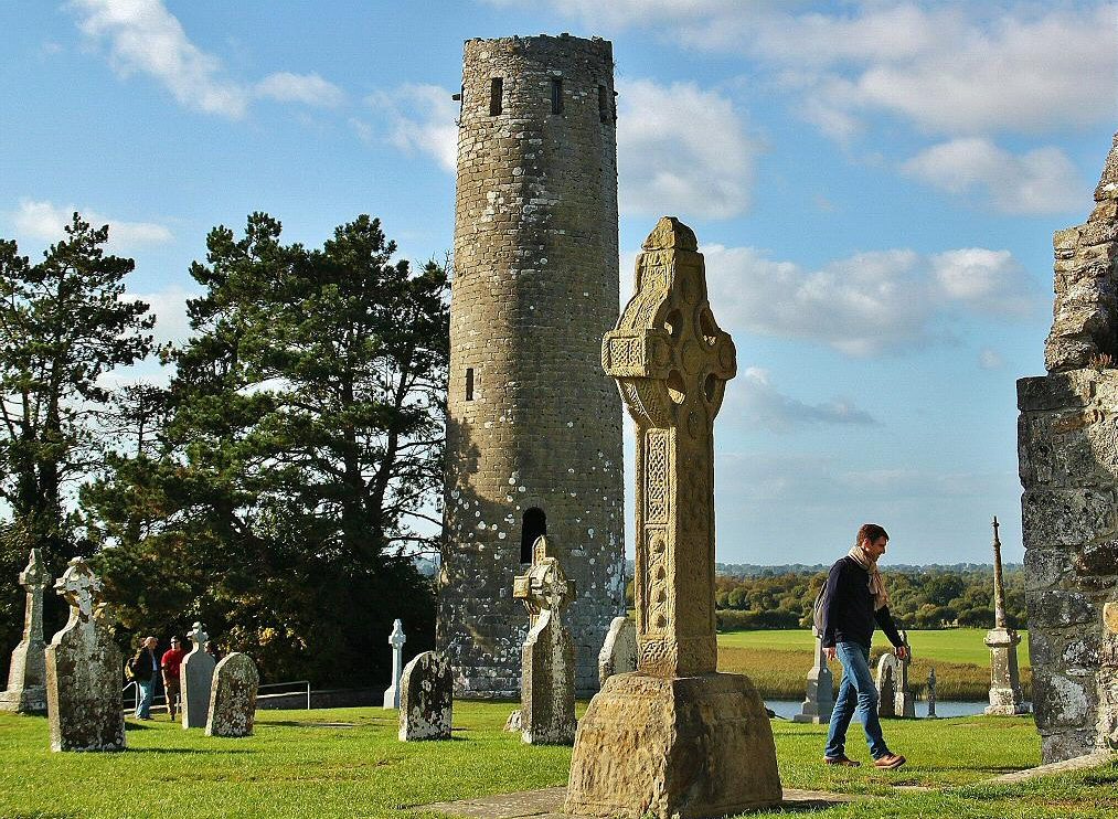 Cruces celtas y templos paleocristianos en Clonmacnoise en Irlanda