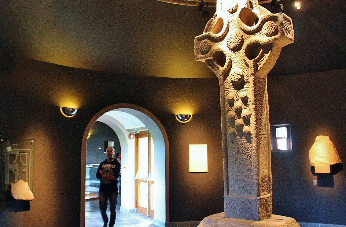 Cruz celta en el museo de Clonmacnoise en Irlanda