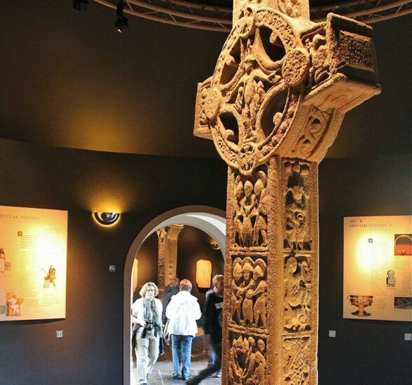 Original Cruz de las Escrituras en museo de Clonmacnoise