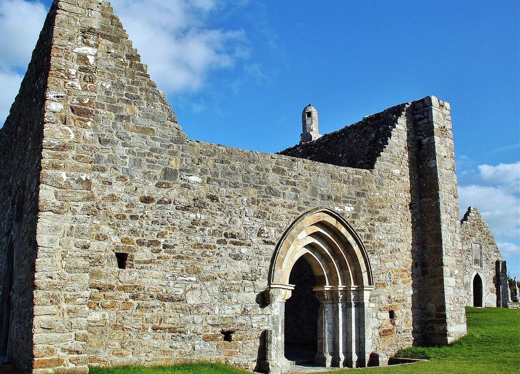 Restos de la catedral de Clonmacnoise en Irlanda