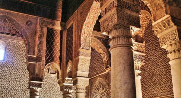 Sala de las Doce Columnas en las Tumbas Saadies en Marrakech
