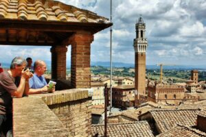 Torre de Mangia desde el Panorama en Siena la Toscana