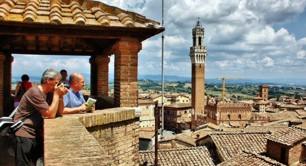 Torre de Mangia desde el Panorama en Siena la Toscana