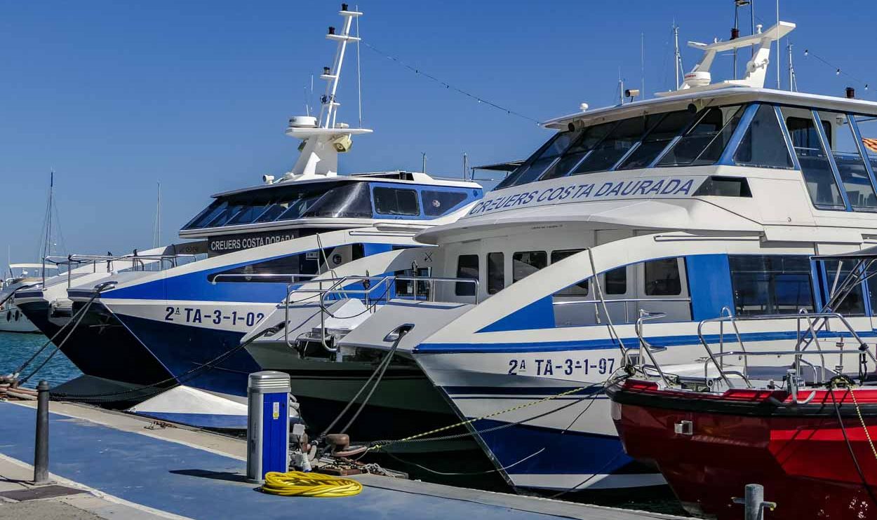 Catamaranes para excursiones en puerto de Cambrils