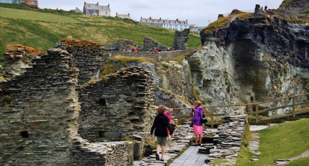 Rămășițele castelului Tintagel din Cornwall