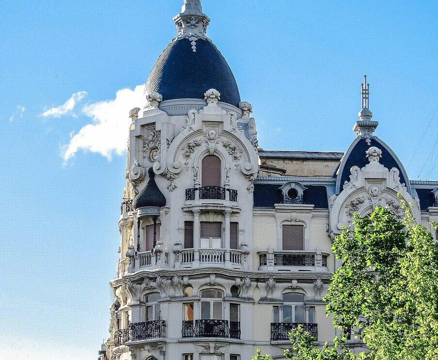 Casa Gallardo, edificio modernista en plaza de España en Madrid