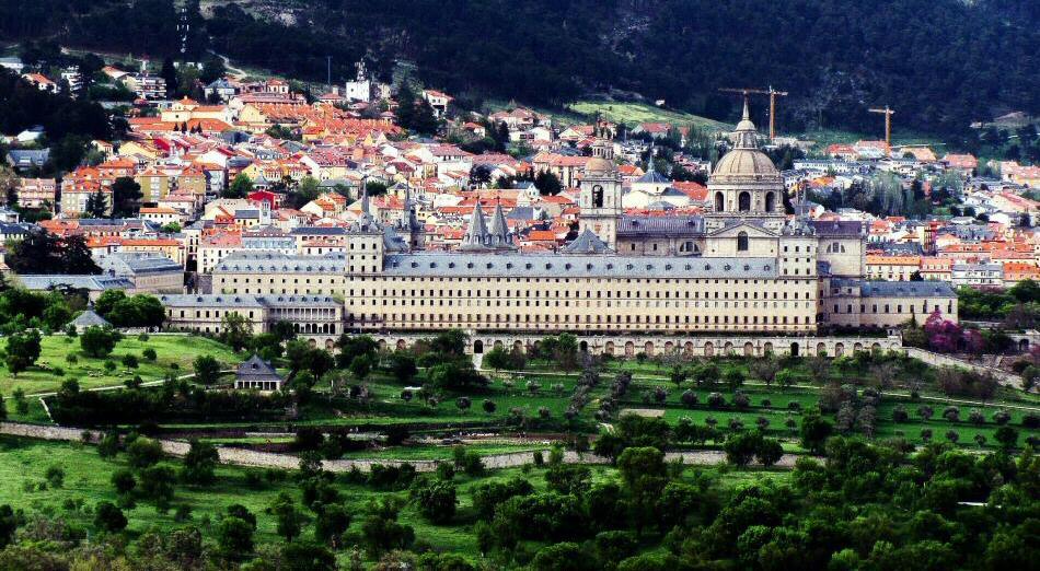 Monasterio de El Escorial desde la Silla de Felipe II en Madrid