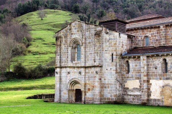 Monasterio románico Santa María de Valdediós en Asturias