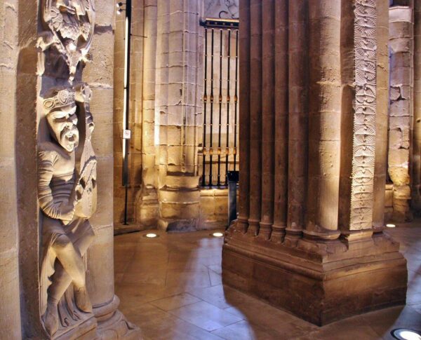 Columnas románicas en la catedral de Santo Domingo de la Calzada