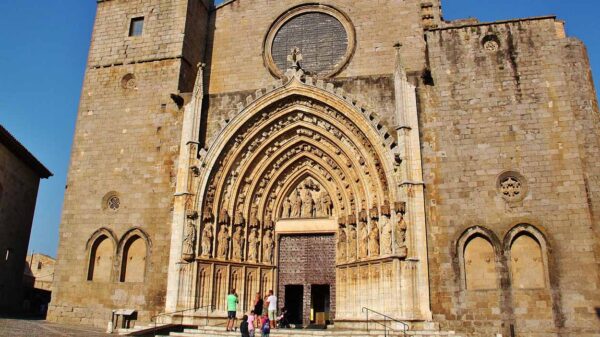 Basílica de Santa María en Castelló d´Empúries en Costa Brava