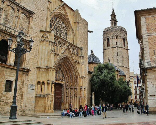 Catedral de Valencia desde la plaza de la Virgen