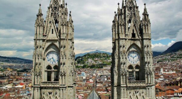 Vistas panorámicas de Quito desde la Basílica Nacional en Ecuador