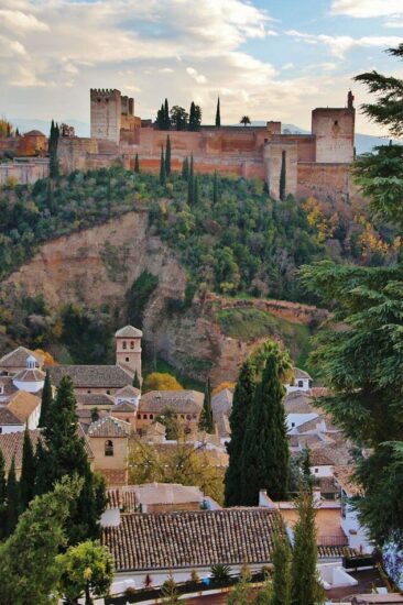 La Alhambra desde jardines de la Mezquita Mayor en el Albaicín