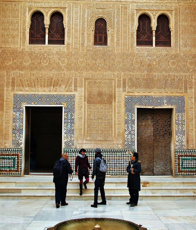 Fachada de Comares en palacios Nazaríes de Alhambra de Granada