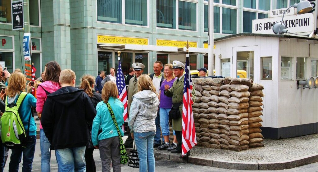 Checkpoint Charlie, antiguo paso fronterizo del Muro de Berlín