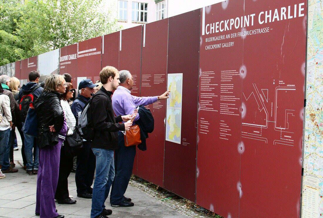 Exposición sobre el Muro de Berlín junto a Checkpoint Charlie