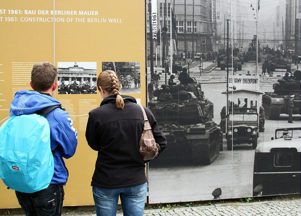 Exposición sobre el Muro de Berlín junto a Checkpoint Charlie