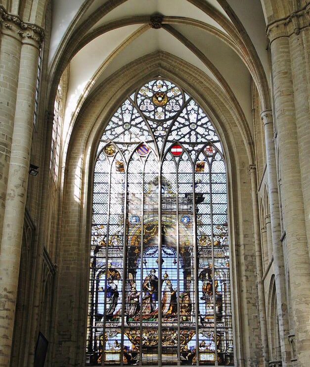 Vidrieras en la catedral de Bruselas en Bélgica