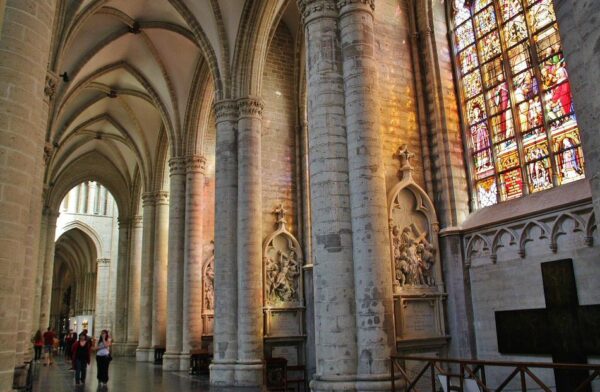 Vidrieras en la catedral de Bruselas en Bélgica