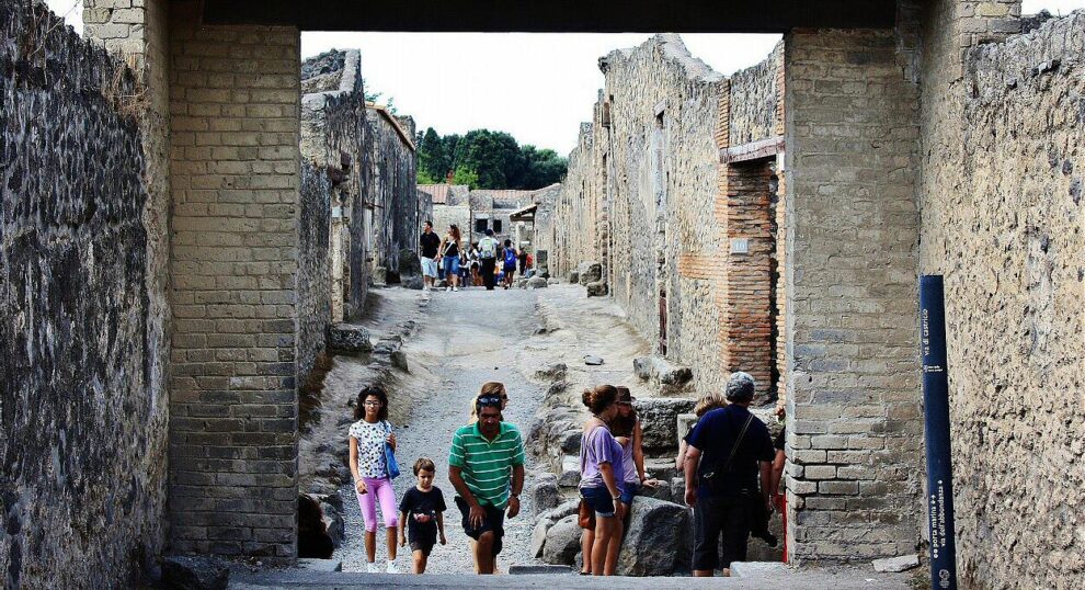 Calle de la antigua ciudad romana de Pompeya al sur de Italia