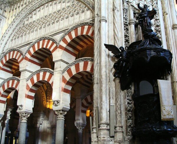 Basílica cristiana renacentista en antigua mezquita de Córdoba