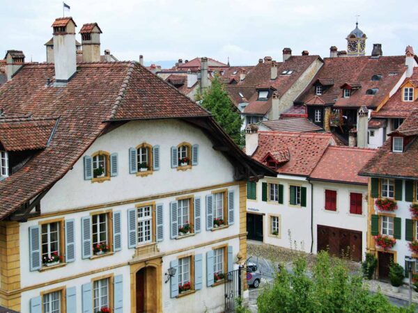 Rincón del pueblo medieval de Murten en Suiza