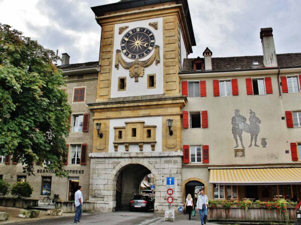 Puerta de Berna en Murten en la región de Friburgo de Suiza