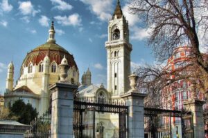 Iglesia de San Manuel y San Benito frente al parque del Retiro en Madrid
