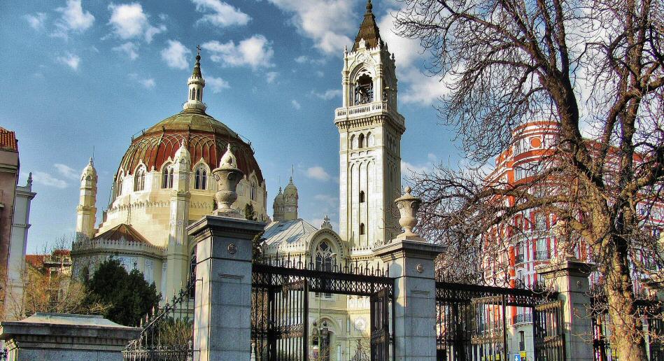 Iglesia de San Manuel y San Benito frente al parque del Retiro en Madrid