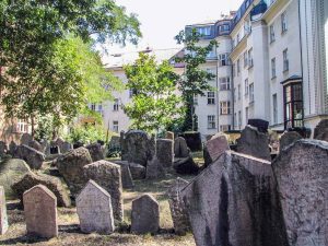 Antiguo cementerio judio del barrio Josefov de Praga