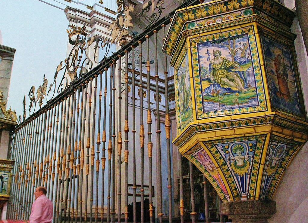 Púlpito con azulejos de Talavera en la Basílica del Prado