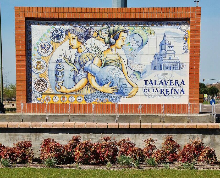 Decoración con azulejos en la entrada a Talavera de la Reina