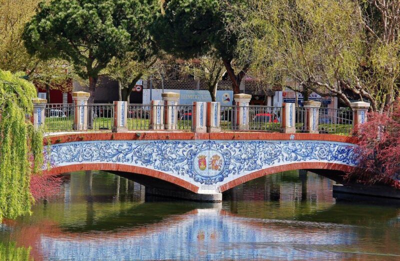 Puente con azulejos en el parque de la Alameda de Talavera de la Reina
