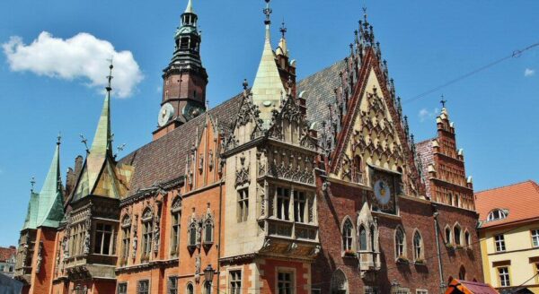 Antiguo ayuntamiento en la plaza del Mercado de Wroclaw en Polonia